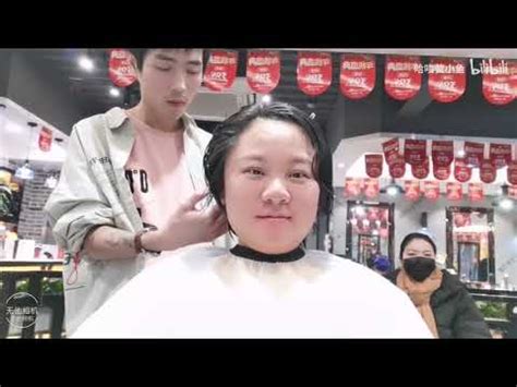 白色瓷磚 孕婦 剪頭髮